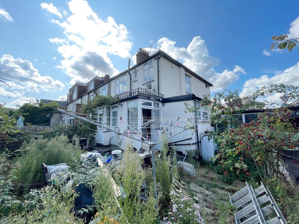 Lot: 7 - THREE-BEDROOM END-TERRACE HOUSE FOR IMPROVEMENT - Rear garden looking back at the house